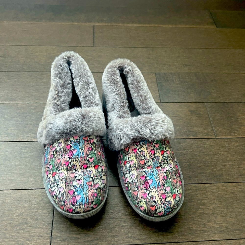 Bobs size 7 dig design. Great for indoors or outdoors.